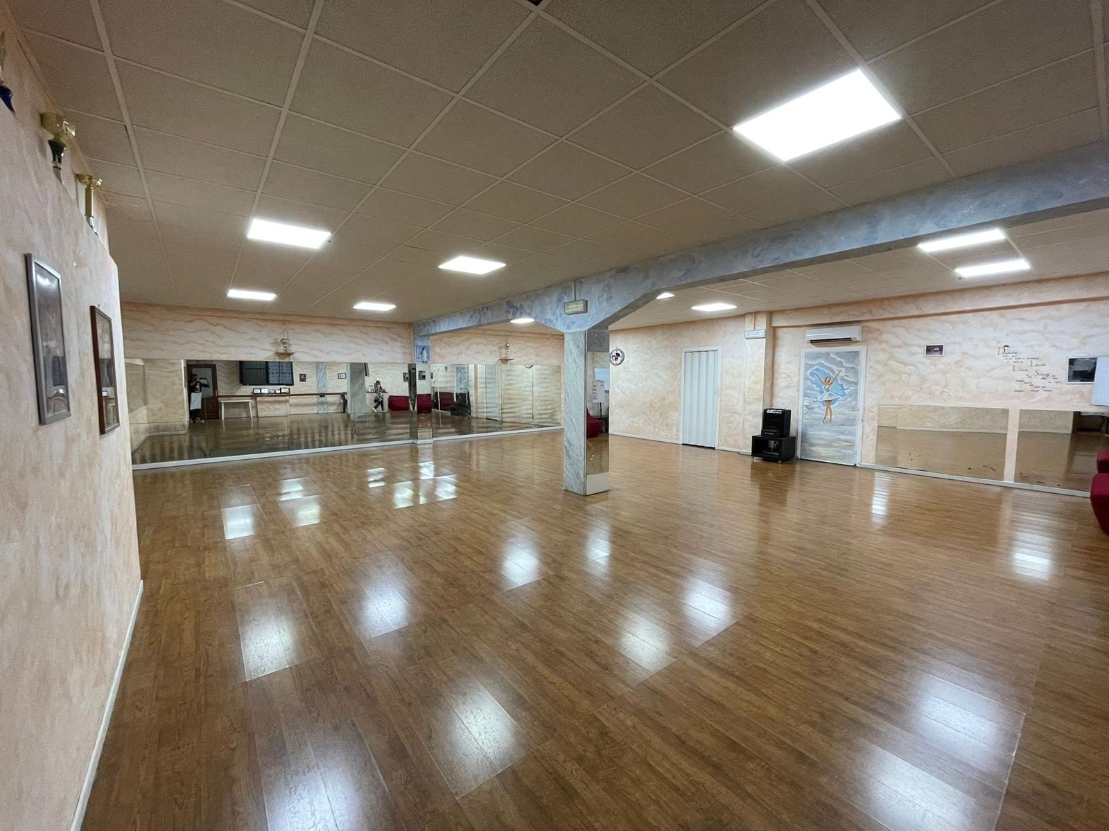 La sala da 180 mq con parquet e specchi
