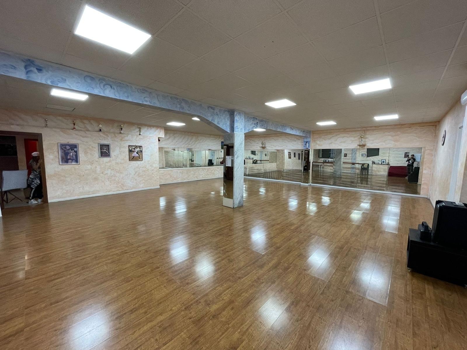 La sala vista dall'ingresso, con gli specchi su due pareti